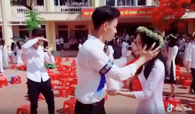 Nam sinh liều hôn crush ngay lễ bế giảng: Mình cùng nhau đóng băng trước giây phút chia xa! - Ảnh 3.