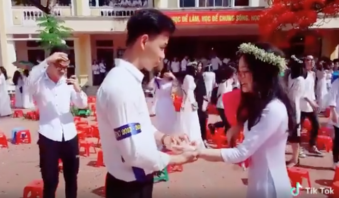 Nam sinh liều h&ocirc;n crush ngay lễ bế giảng: M&igrave;nh c&ugrave;ng nhau đ&oacute;ng băng trước gi&acirc;y ph&uacute;t chia xa! - Ảnh 2.
