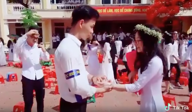 Nam sinh liều hôn crush ngay lễ bế giảng: Mình cùng nhau đóng băng trước giây phút chia xa! - Ảnh 2.