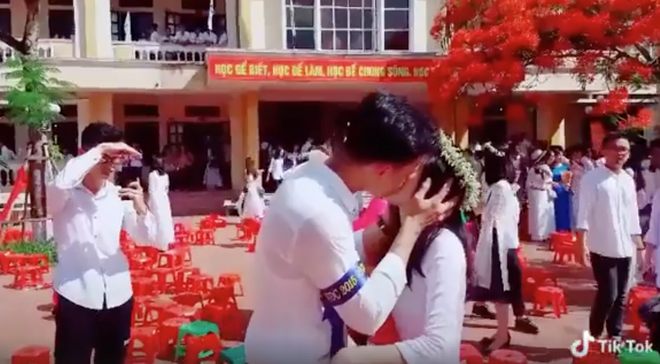 Nam sinh liều h&ocirc;n crush ngay lễ bế giảng: M&igrave;nh c&ugrave;ng nhau đ&oacute;ng băng trước gi&acirc;y ph&uacute;t chia xa! - Ảnh 4.