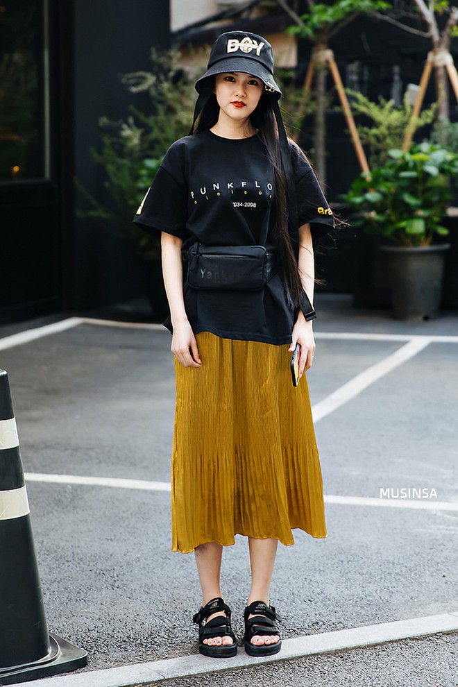 Chỉ diện toàn những món đồ mà ai cũng có sẵn nhưng giới trẻ Hàn vẫn hô biến nên street style quá đỉnh - Ảnh 2.