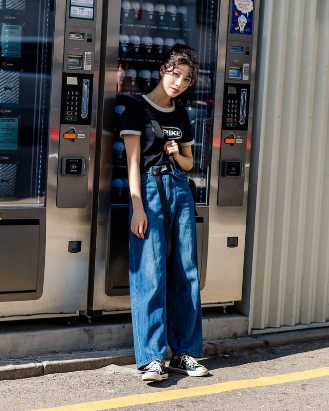 Chỉ diện to&agrave;n những m&oacute;n đồ m&agrave; ai cũng c&oacute; sẵn nhưng giới trẻ H&agrave;n vẫn h&ocirc; biến n&ecirc;n street style qu&aacute; đỉnh - Ảnh 5.