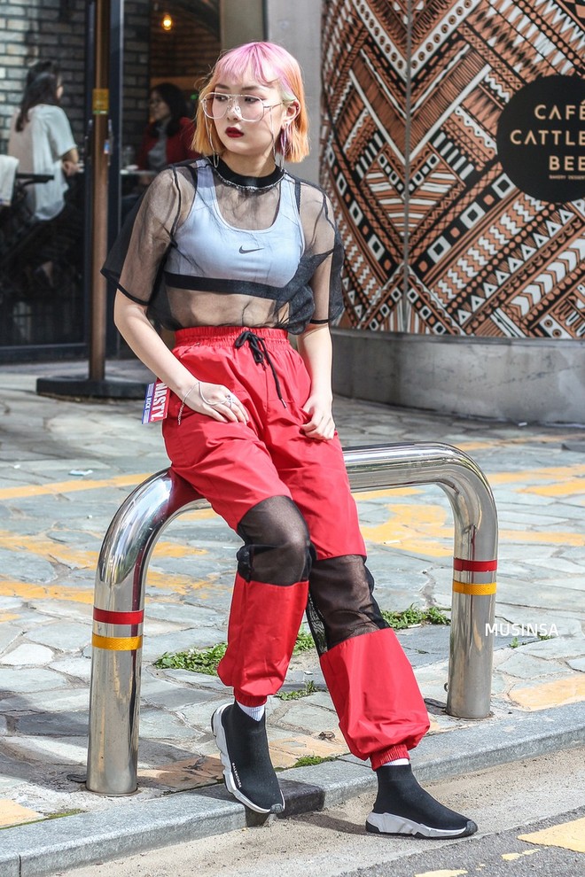 Chỉ diện to&agrave;n những m&oacute;n đồ m&agrave; ai cũng c&oacute; sẵn nhưng giới trẻ H&agrave;n vẫn h&ocirc; biến n&ecirc;n street style qu&aacute; đỉnh - Ảnh 12.