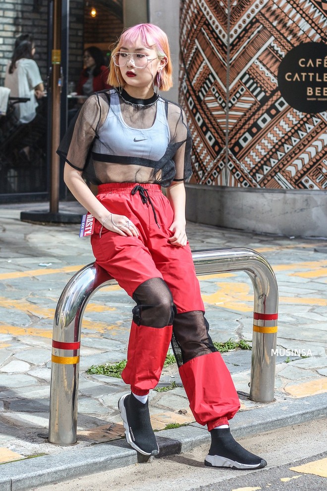 Chỉ diện toàn những món đồ mà ai cũng có sẵn nhưng giới trẻ Hàn vẫn hô biến nên street style quá đỉnh - Ảnh 12.