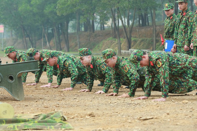 Sao nhập ngũ: Đánh nhau trên phim oách là thế, Gin Tuấn Kiệt vẫn bị kẻ gian quật ngã khi gác đêm - Ảnh 4.