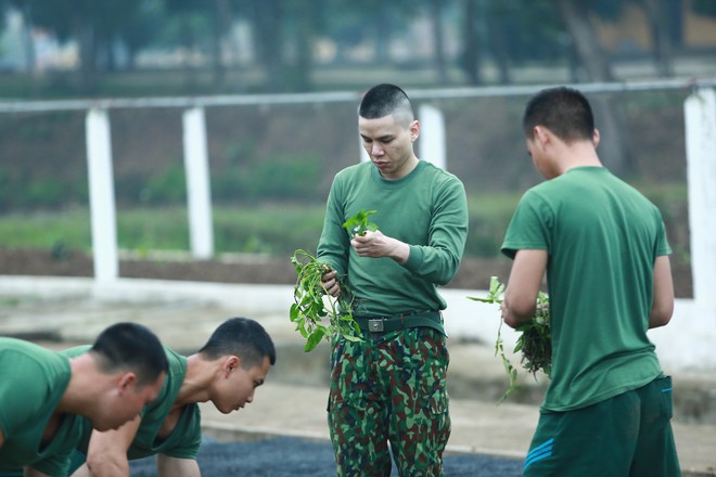 Sao nhập ngũ: Đánh nhau trên phim oách là thế, Gin Tuấn Kiệt vẫn bị kẻ gian quật ngã khi gác đêm - Ảnh 6.