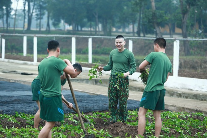 Sao nhập ngũ: Đánh nhau trên phim oách là thế, Gin Tuấn Kiệt vẫn bị kẻ gian quật ngã khi gác đêm - Ảnh 7.