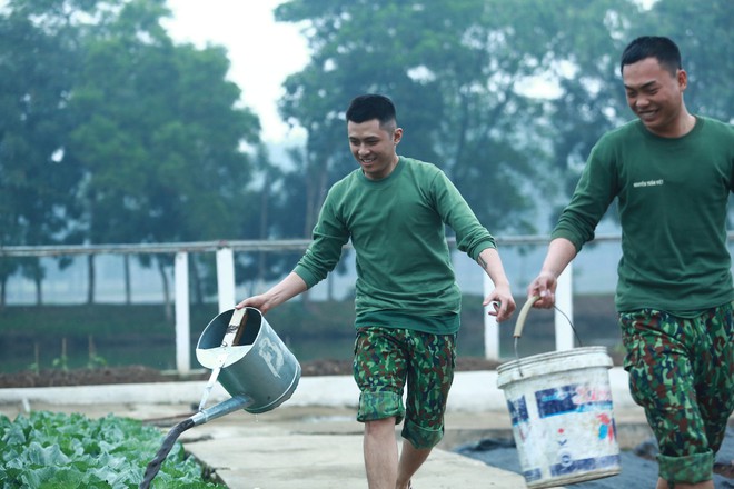 Sao nhập ngũ: Đánh nhau trên phim oách là thế, Gin Tuấn Kiệt vẫn bị kẻ gian quật ngã khi gác đêm - Ảnh 8.