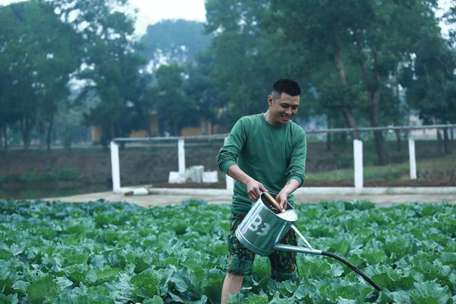 Sao nhập ngũ: Đánh nhau trên phim oách là thế, Gin Tuấn Kiệt vẫn bị kẻ gian quật ngã khi gác đêm - Ảnh 9.