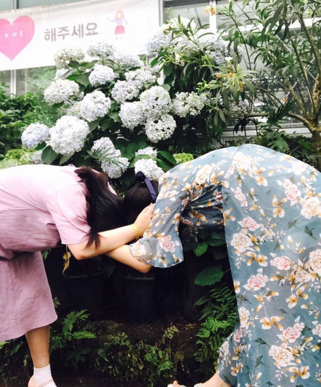 Qu&ecirc;n kiểu th&acirc;n thiết ng&agrave;y xưa đi, đ&acirc;y mới ch&iacute;nh l&agrave; c&aacute;ch pose  thể hiện t&igrave;nh chị em mặn m&agrave; như muối biển - Ảnh 1.