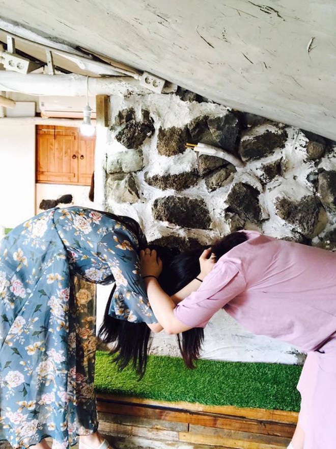 Qu&ecirc;n kiểu th&acirc;n thiết ng&agrave;y xưa đi, đ&acirc;y mới ch&iacute;nh l&agrave; c&aacute;ch pose  thể hiện t&igrave;nh chị em mặn m&agrave; như muối biển - Ảnh 10.