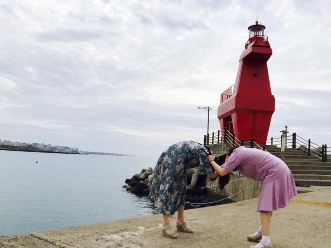 Quên kiểu thân thiết ngày xưa đi, đây mới chính là cách pose  thể hiện tình chị em mặn mà như muối biển - Ảnh 16.