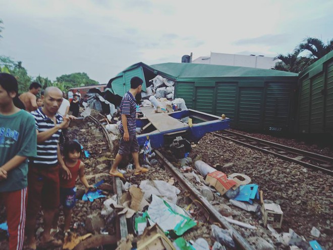 Hai tàu hàng tông nhau trực diện, nhiều toa lật nghiêng ở Quảng Nam - Ảnh 5.