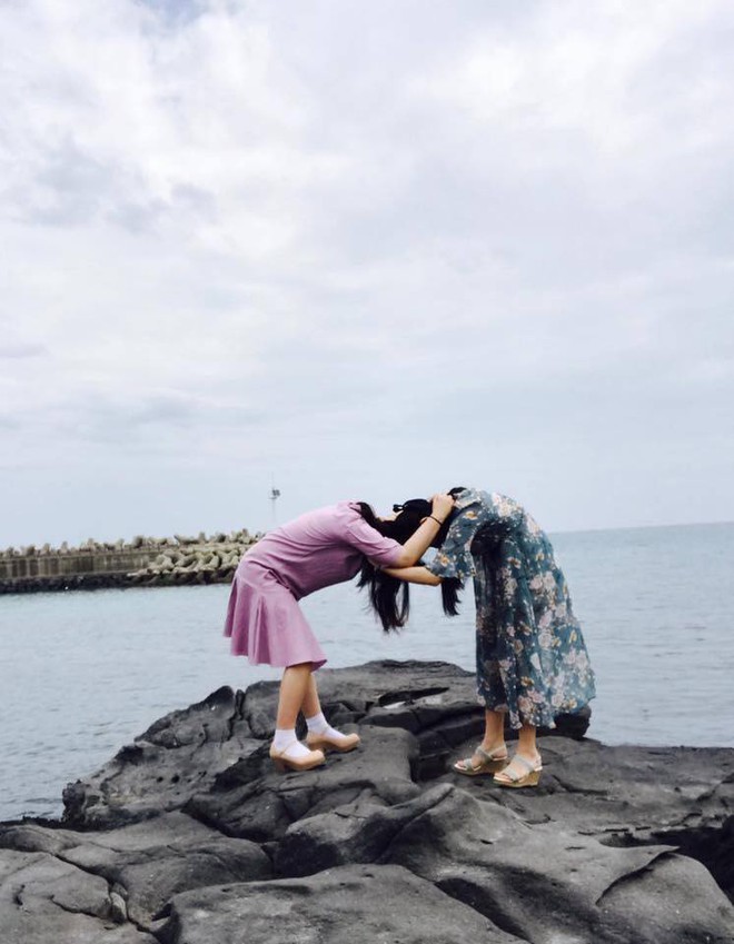 Qu&ecirc;n kiểu th&acirc;n thiết ng&agrave;y xưa đi, đ&acirc;y mới ch&iacute;nh l&agrave; c&aacute;ch pose  thể hiện t&igrave;nh chị em mặn m&agrave; như muối biển - Ảnh 12.