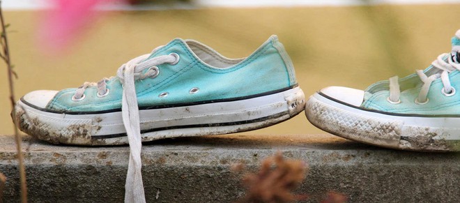 Những lỗi đi giày trong mùa hè ai cũng từng mắc phải gây hại nghiêm trọng đến sức khỏe - Ảnh 4.