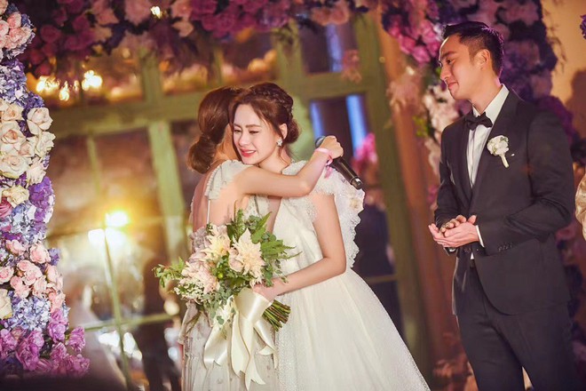 Tr&ograve;n 10 năm tủi hờn v&igrave; scandal ảnh sex, Chung H&acirc;n Đồng kh&oacute;c như mưa trong h&ocirc;n lễ đẹp như cổ t&iacute;ch của m&igrave;nh - Ảnh 9.
