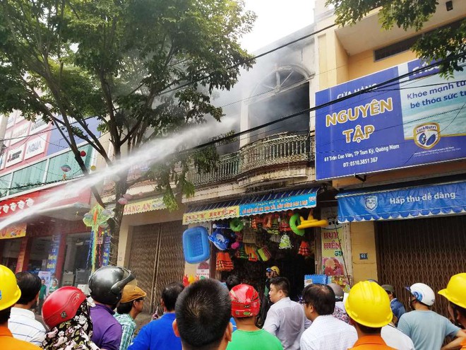 Cháy nhà giữa trung tâm TP Tam Kỳ, nhiều người tá hoả tháo chạy - Ảnh 2.