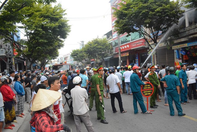 Cháy nhà giữa trung tâm TP Tam Kỳ, nhiều người tá hoả tháo chạy - Ảnh 5.