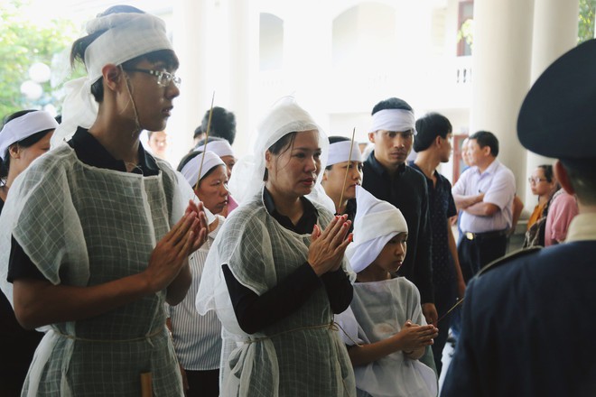 Vụ tai nạn lật tàu ở Thanh Hóa: Người vợ gào khóc nhìn chồng lần cuối trong đám tang - Ảnh 2.