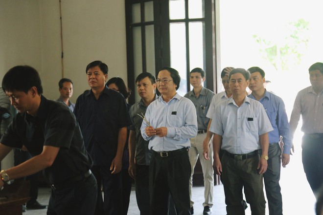 Vụ tai nạn lật t&agrave;u ở Thanh H&oacute;a: Người vợ g&agrave;o kh&oacute;c nh&igrave;n chồng lần cuối trong đ&aacute;m tang - Ảnh 8.