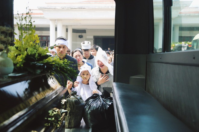 Vụ tai nạn lật tàu ở Thanh Hóa: Người vợ gào khóc nhìn chồng lần cuối trong đám tang - Ảnh 6.