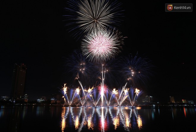 Người dân Đà Nẵng bỏ tiền triệu ngồi du thuyền thưởng lãm màn trình diễn tuyệt đẹp trong đêm thi thứ 2 của Lễ hội pháo hoa quốc tế - Ảnh 7.