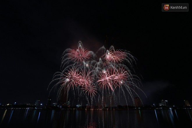 Người dân Đà Nẵng bỏ tiền triệu ngồi du thuyền thưởng lãm màn trình diễn tuyệt đẹp trong đêm thi thứ 2 của Lễ hội pháo hoa quốc tế - Ảnh 14.