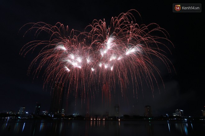 Người dân Đà Nẵng bỏ tiền triệu ngồi du thuyền thưởng lãm màn trình diễn tuyệt đẹp trong đêm thi thứ 2 của Lễ hội pháo hoa quốc tế - Ảnh 14.