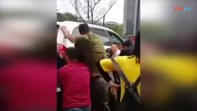Trung Quốc: N&eacute;m gạch v&agrave;o &ocirc; t&ocirc; sau va chạm nhẹ, c&ocirc; g&aacute;i trẻ bị t&agrave;i xế t&ocirc;ng thẳng xe l&ecirc;n người - Ảnh 4.