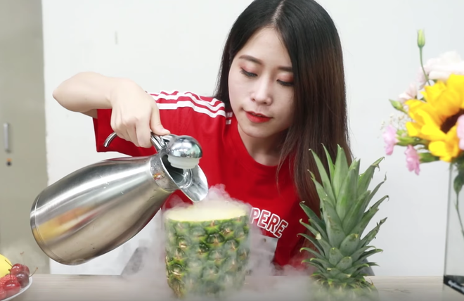 N&oacute;ng muốn chảy mỡ, th&aacute;nh ăn c&ocirc;ng sở Tiểu D&atilde; khoe clip l&agrave;m v&agrave; ăn kem hoa quả lạnh t&ecirc; cả người - Ảnh 2.