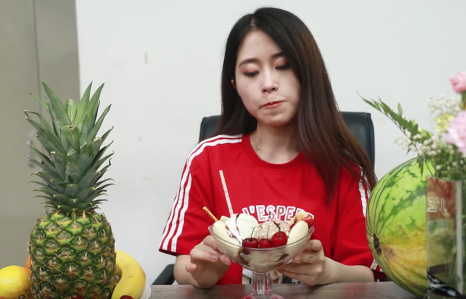 N&oacute;ng muốn chảy mỡ, th&aacute;nh ăn c&ocirc;ng sở Tiểu D&atilde; khoe clip l&agrave;m v&agrave; ăn kem hoa quả lạnh t&ecirc; cả người - Ảnh 4.