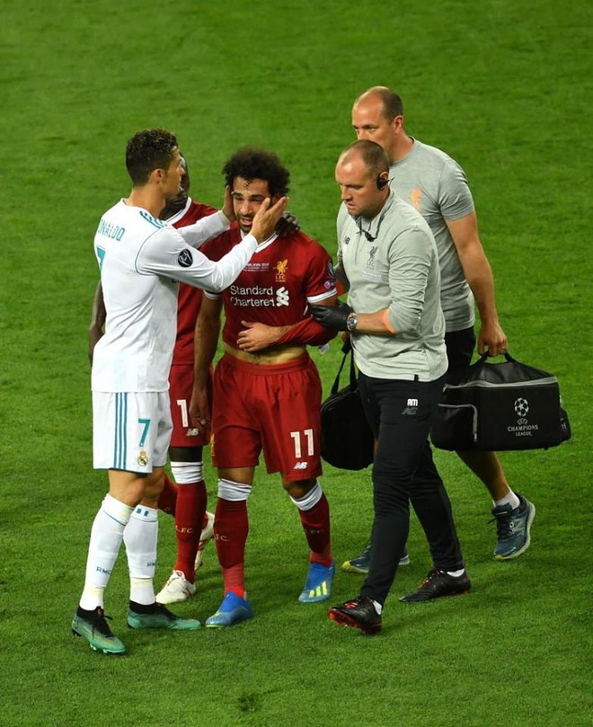 Nhìn Salah rơi lệ, Ronaldo cũng đồng cảm chạy đến an ủi - Ảnh 1.