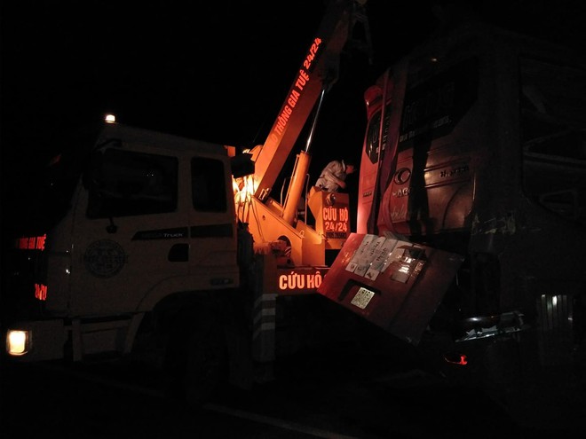 Tr&aacute;nh xe tải lật ngang giữa đường, xe kh&aacute;ch chở 30 người đ&acirc;m v&agrave;o v&aacute;ch n&uacute;i - Ảnh 3.