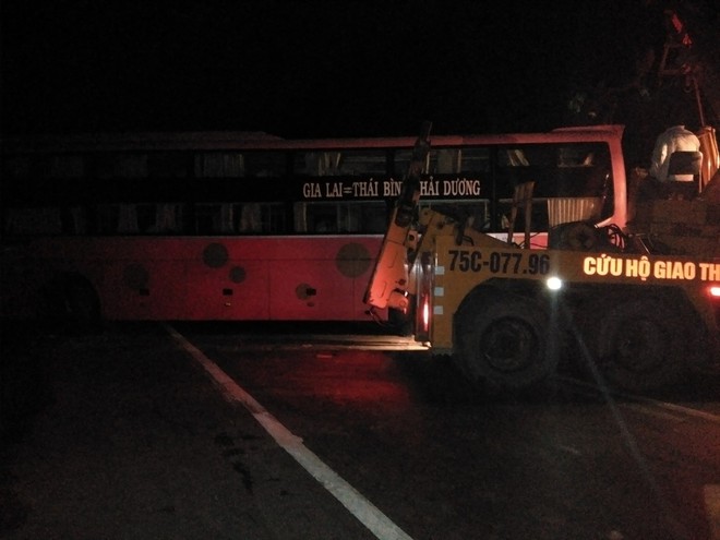 Tr&aacute;nh xe tải lật ngang giữa đường, xe kh&aacute;ch chở 30 người đ&acirc;m v&agrave;o v&aacute;ch n&uacute;i - Ảnh 2.