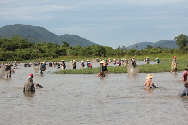 Người dân hứng khởi hú vang khi bắt được cá trong lễ hội đánh cá Đồng Hoa - Ảnh 1.