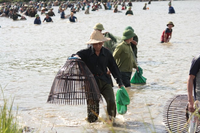 Người dân hứng khởi hú vang khi bắt được cá trong lễ hội đánh cá Đồng Hoa - Ảnh 2.