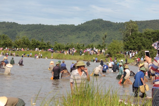 Người dân hứng khởi hú vang khi bắt được cá trong lễ hội đánh cá Đồng Hoa - Ảnh 3.