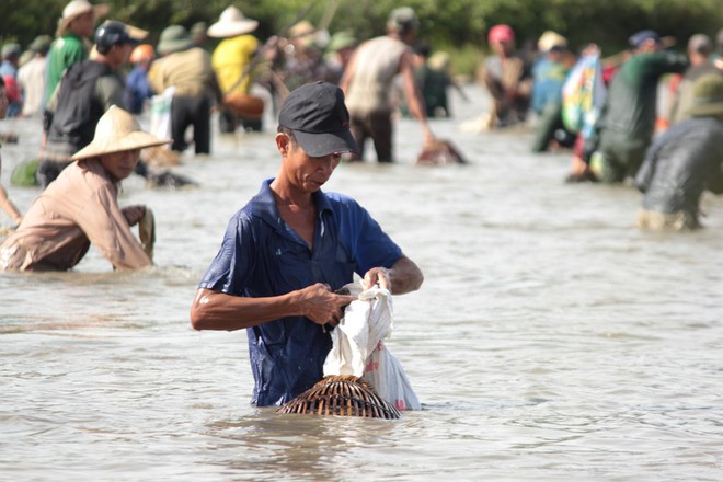 Người dân hứng khởi hú vang khi bắt được cá trong lễ hội đánh cá Đồng Hoa - Ảnh 5.