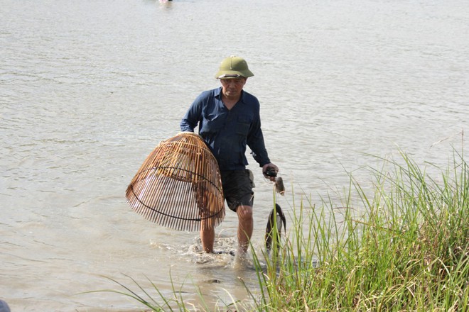 Người dân hứng khởi hú vang khi bắt được cá trong lễ hội đánh cá Đồng Hoa - Ảnh 9.