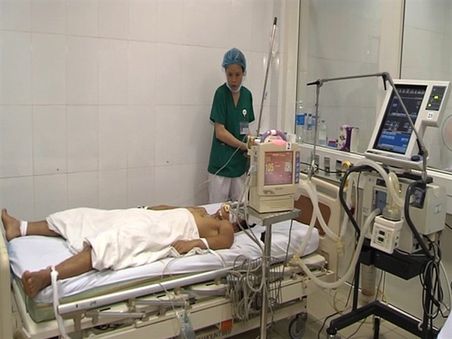 Ngạt kh&iacute; độc từ hầm chứa c&aacute;, 5 ngư d&acirc;n nhập viện cấp cứu - Ảnh 1.