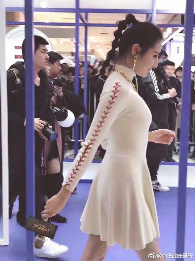 Tr&ograve;n mắt trước khoảnh khắc Địch Lệ Nhiệt Ba khoe kh&eacute;o body nuột n&agrave; kh&oacute; tin - Ảnh 4.