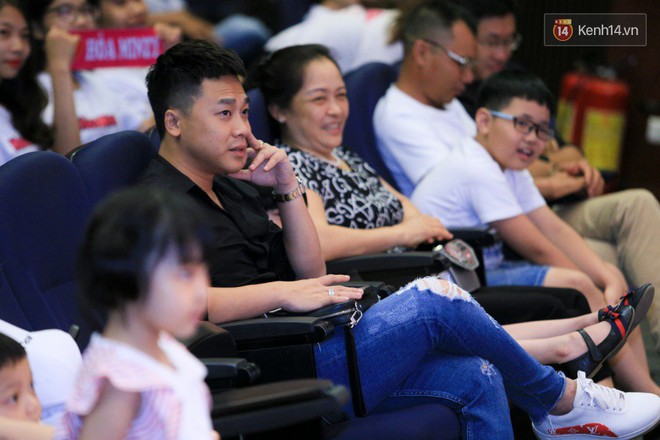 H&ograve;a Minzy c&ugrave;ng bạn trai thiếu gia ra H&agrave; Nội tham gia fan - meeting - Ảnh 2.