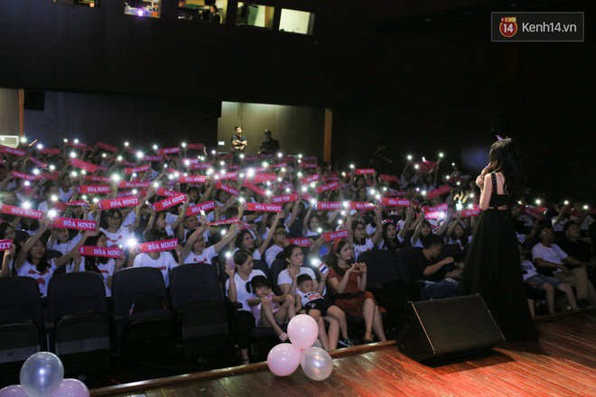 H&ograve;a Minzy c&ugrave;ng bạn trai thiếu gia ra H&agrave; Nội tham gia fan - meeting - Ảnh 17.
