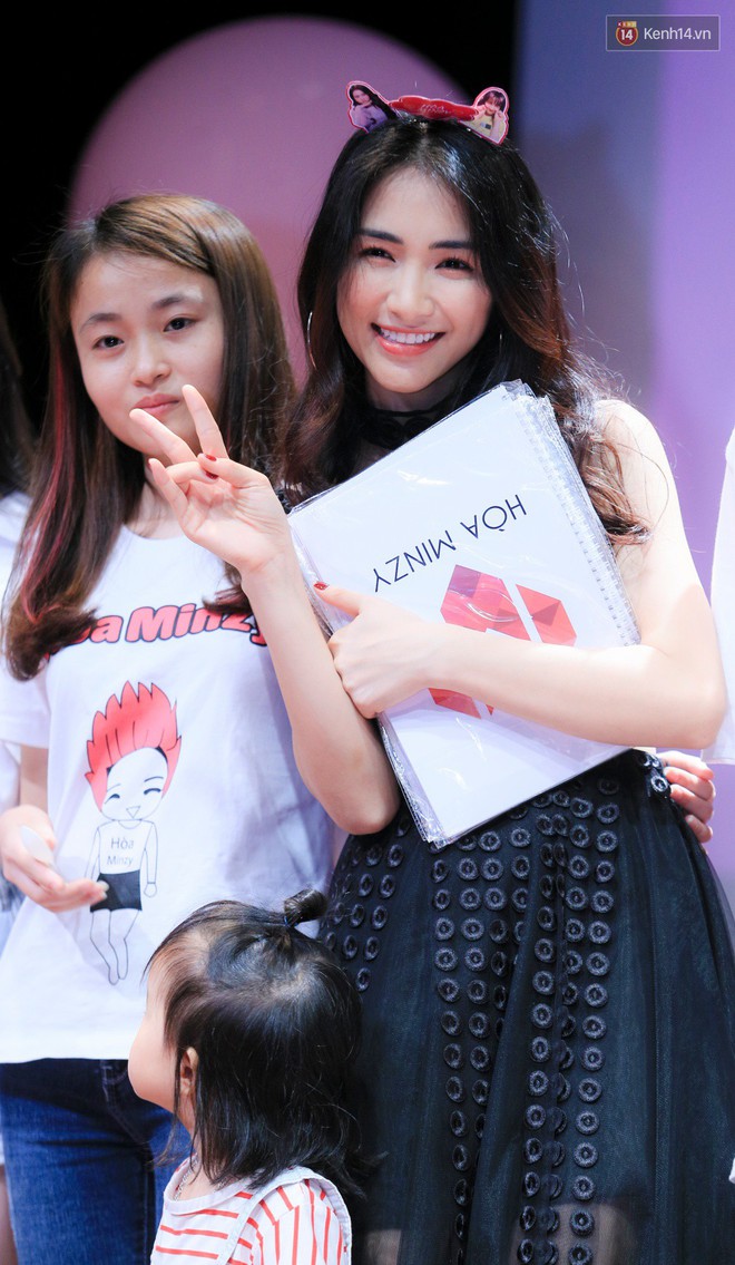 Hòa Minzy cùng bạn trai thiếu gia ra Hà Nội tham gia fan - meeting - Ảnh 18.