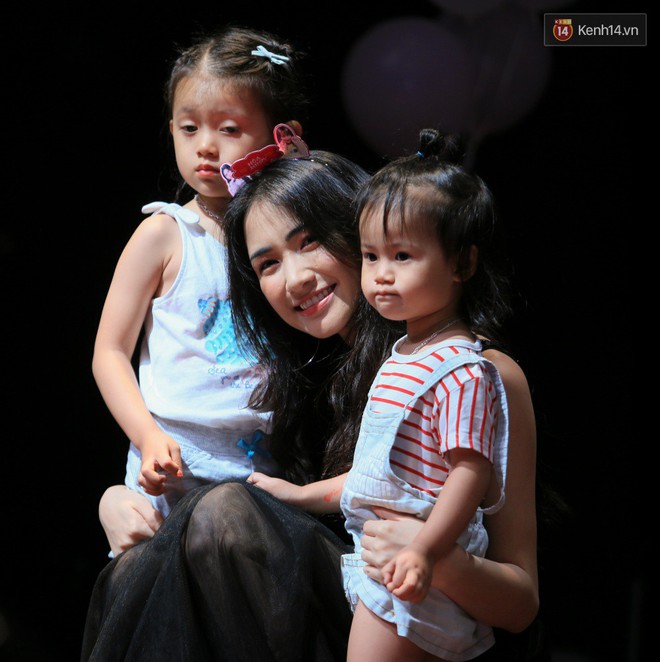 Hòa Minzy cùng bạn trai thiếu gia ra Hà Nội tham gia fan - meeting - Ảnh 6.