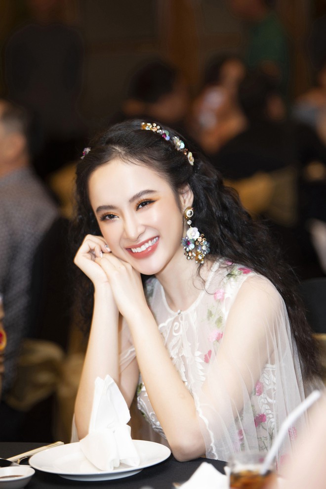 Nóng bỏng trên mạng, Angela Phương Trinh lại kín đáo bất ngờ với style công chúa khi dự sự kiện - Ảnh 6.