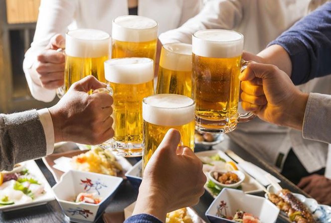 Đ&agrave;n &ocirc;ng Việt Nam uống rượu bia nhiều nhất thế giới - Ảnh 1.