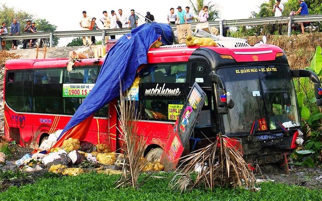 Lao thẳng xe máy vào xe tải, hai thanh niên thương vong - Ảnh 2.