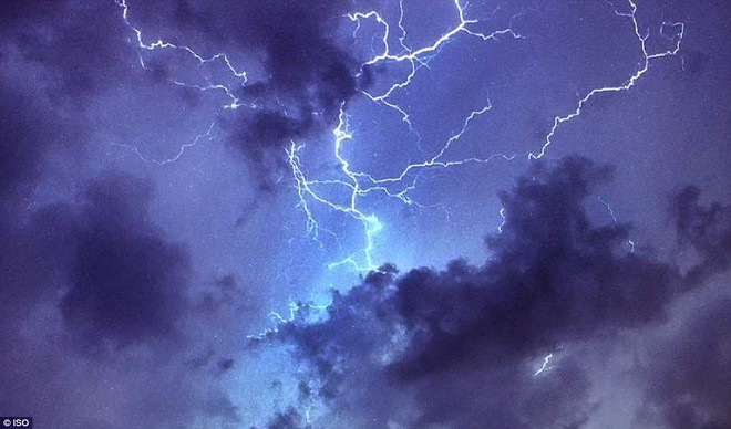 B&atilde;o lớn đổ bộ Anh Quốc, bầu trời London bị xẻ dọc bởi hơn 50.000 tia s&eacute;t cực lớn - Ảnh 2.