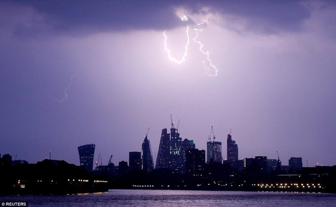 Bão lớn đổ bộ Anh Quốc, bầu trời London bị xẻ dọc bởi hơn 50.000 tia sét cực lớn - Ảnh 11.
